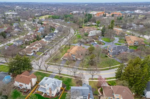 View/Area - 1122 Creekside Dr, Wheaton, IL 60189 photo 5 of 9