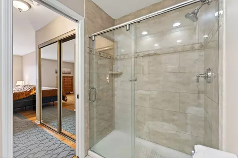 Bath - 1122 Creekside Dr, Wheaton, IL 60189 photo 3 of 4