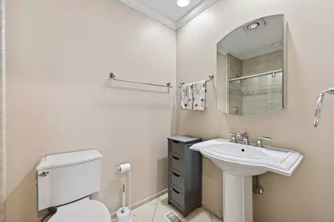Bath - 1122 Creekside Dr, Wheaton, IL 60189 photo 2 of 4