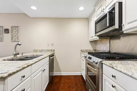 Kitchen - 1122 Creekside Dr, Wheaton, IL 60189 photo 3 of 4