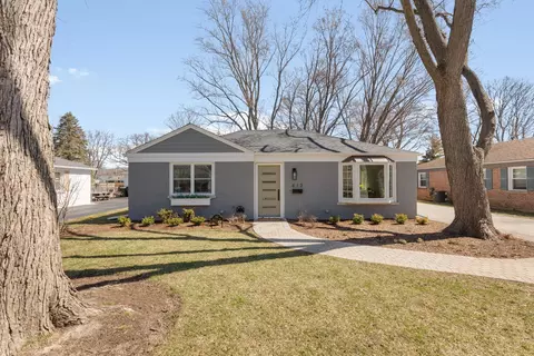 612 Kenwood Ave, Libertyville, IL 60048