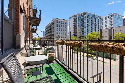 Exterior - 70 E 18th St #2C, Chicago, IL 60616 photo 1 of 3