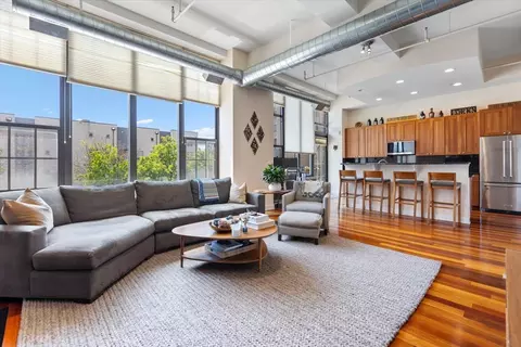 Living - 70 E 18th St #2C, Chicago, IL 60616 photo 1 of 4