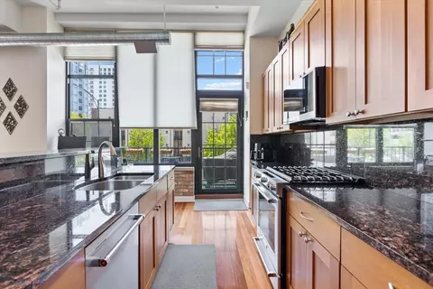 Kitchen - 70 E 18th St #2C, Chicago, IL 60616 photo 2 of 3