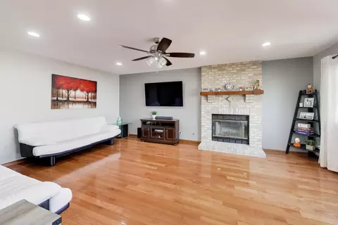 1075 Longford Rd, Bartlett, IL 60103 photo 12