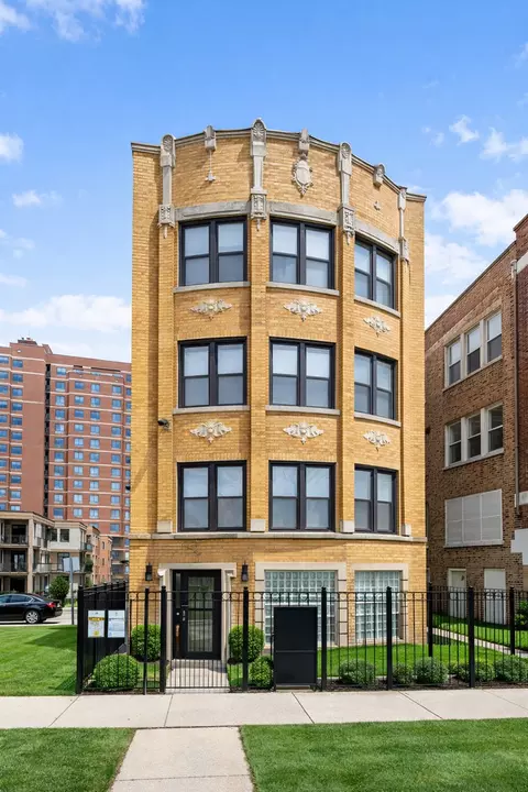 6711 S Paxton Ave, Chicago, IL 60649