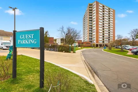 3925 Triumvera Dr #10B, Glenview, IL 60025