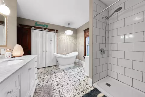 Bath - 524 E Chapin St, Morris, IL 60450 photo 2 of 3