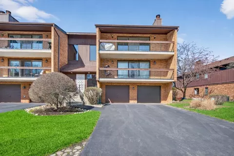8150 Brookside Dr #204, Palos Park, IL 60464