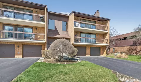 8150 Brookside Dr #204, Palos Park, IL 60464