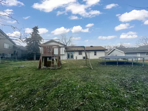 Exterior - 5505 W Shore Dr, Mchenry, IL 60050 photo 5 of 6