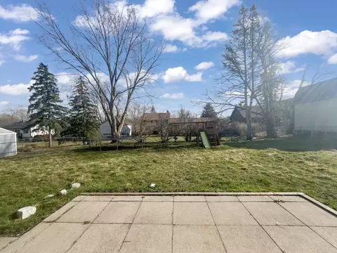 Exterior - 5505 W Shore Dr, Mchenry, IL 60050 photo 4 of 6