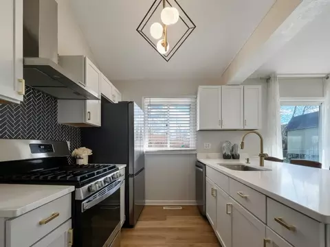 Kitchen - 5505 W Shore Dr, Mchenry, IL 60050 photo 1 of 3