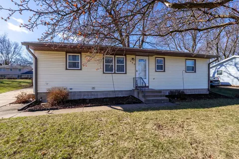 609 W Leclaire Rd, Eldridge, IA 52748