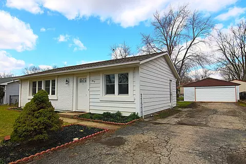 844 Tamms Ln, Bolingbrook, IL 60440