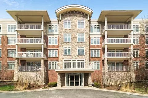 425 Benjamin Dr #202, Vernon Hills, IL 60061