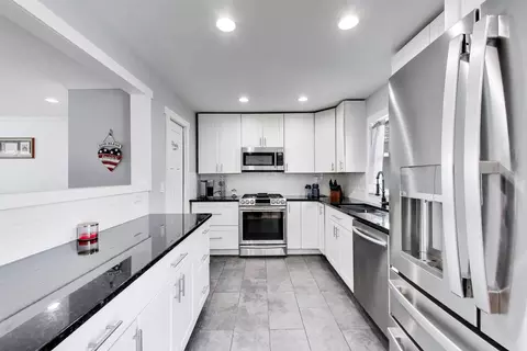 Kitchen - 4318 Sioux Ln, Mchenry, IL 60050 photo 1 of 1