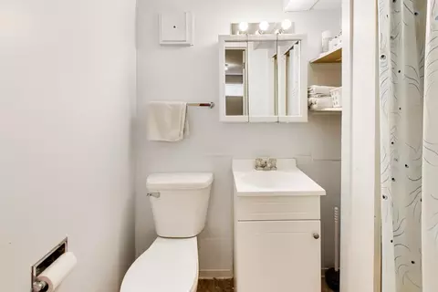Bath - 4318 Sioux Ln, Mchenry, IL 60050 photo 2 of 2