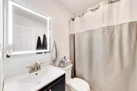 Bath - 4318 Sioux Ln, Mchenry, IL 60050 photo 1 of 2