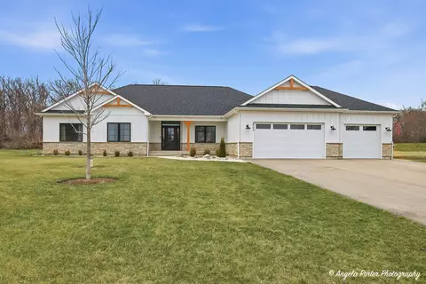2903 Pioneer Oaks Dr, Ringwood, IL 60072