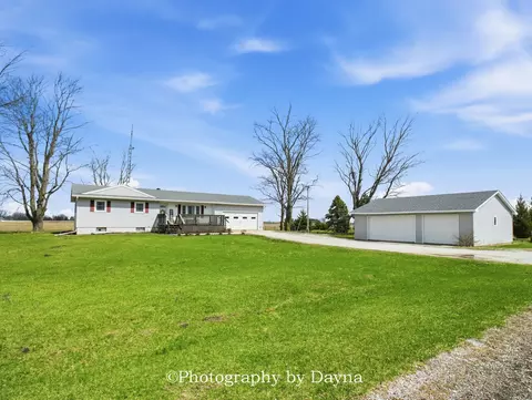 7621 E 3000s Rd, Saint Anne, IL 60964