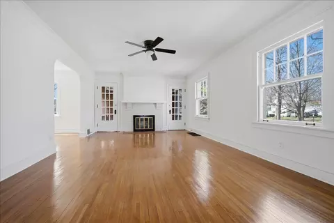 Living - 503 E Chestnut St, Bloomington, IL 61701 photo 1 of 5