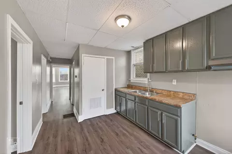 Entry Way - 738 E Marquette Rd, Chicago, IL 60637 photo 1 of 3