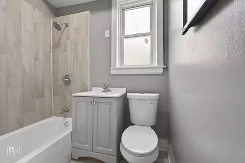Bath - 738 E Marquette Rd, Chicago, IL 60637 photo 1 of 2