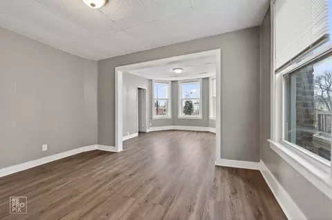 Living - 738 E Marquette Rd, Chicago, IL 60637 photo 3 of 9