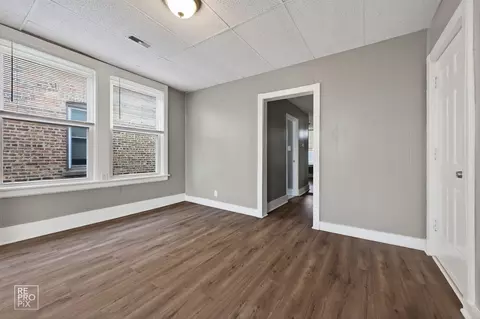 Living - 738 E Marquette Rd, Chicago, IL 60637 photo 6 of 9