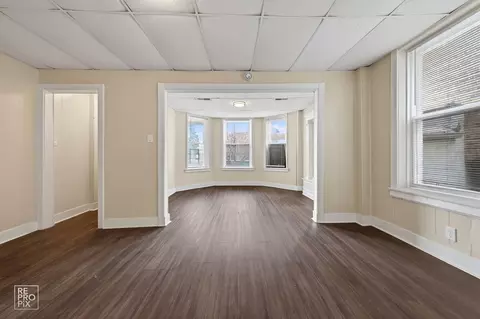 Living - 738 E Marquette Rd, Chicago, IL 60637 photo 7 of 9