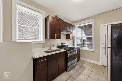 Kitchen - 738 E Marquette Rd, Chicago, IL 60637 photo 2 of 4