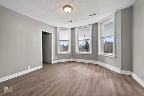 Living - 738 E Marquette Rd, Chicago, IL 60637 photo 5 of 9