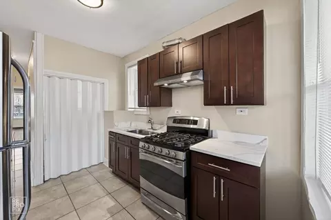 Kitchen - 738 E Marquette Rd, Chicago, IL 60637 photo 3 of 4