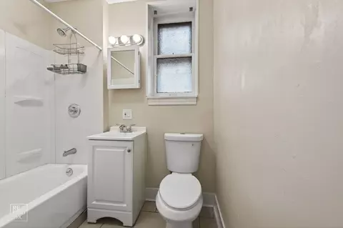Bath - 738 E Marquette Rd, Chicago, IL 60637 photo 2 of 2