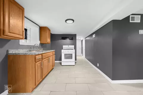 Entry Way - 738 E Marquette Rd, Chicago, IL 60637 photo 3 of 3