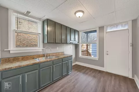 Kitchen - 738 E Marquette Rd, Chicago, IL 60637 photo 1 of 4
