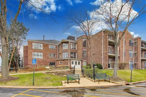 540 Biesterfield Rd #301, Elk Grove Village, IL 60007