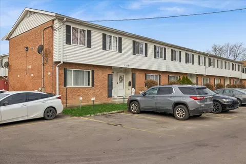 1317 Monomoy St #E, Aurora, IL 60506