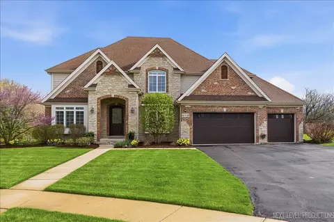 40 W898 Fox Creek Dr, Saint Charles, IL 60175