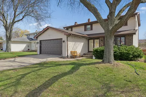 861 Boone Dr, Carol Stream, IL 60188