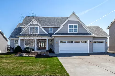 1007 S 8th St, Eldridge, IA 52748