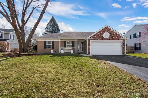 735 Royal Glen Dr, Cary, IL 60013