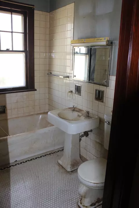 Bath - 804 E 4th St E, Centralia, IL 62801 photo 1 of 1