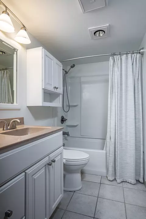 Bath - 5302 32nd Ave, Moline, IL 61265 photo 2 of 3
