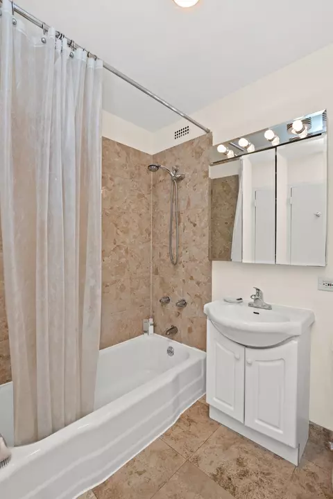 Bath - Undisclosed, Chicago, IL 60610 photo 1 of 1