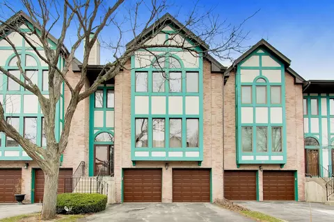 943 W Essex Pl, Arlington Heights, IL 60004