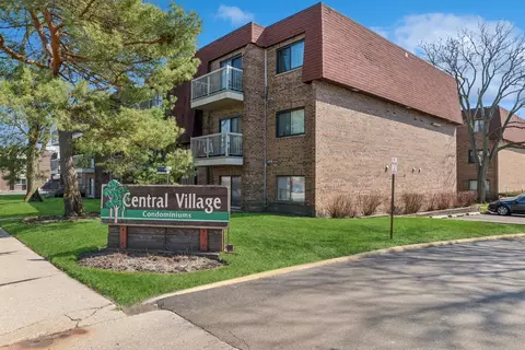 611 W Central Rd #A4, Mount Prospect, IL 60056