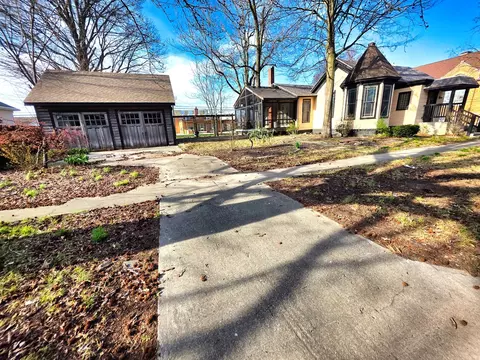 Exterior - 102 W 3rd St, Flora, IL 62839 photo 6 of 23