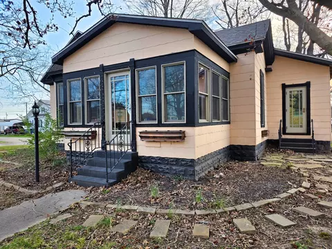 Exterior - 102 W 3rd St, Flora, IL 62839 photo 22 of 23